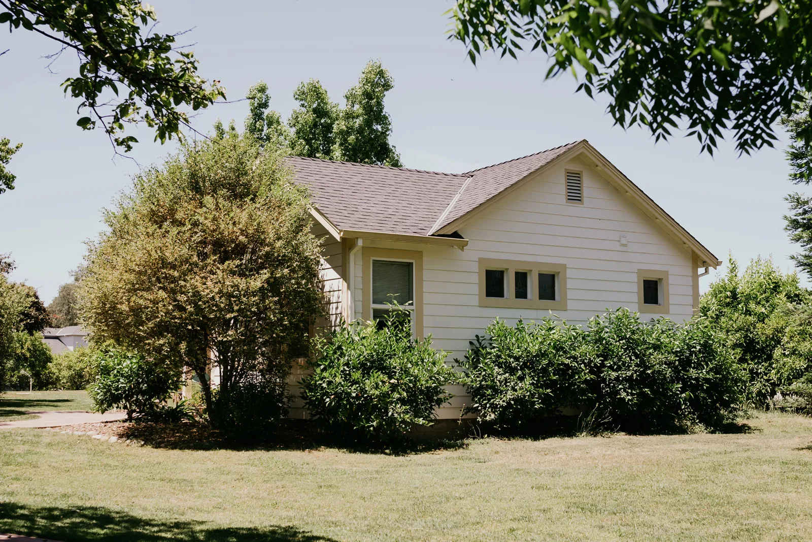 Photo of the house where the bride and her bridesmaids are getting ready.