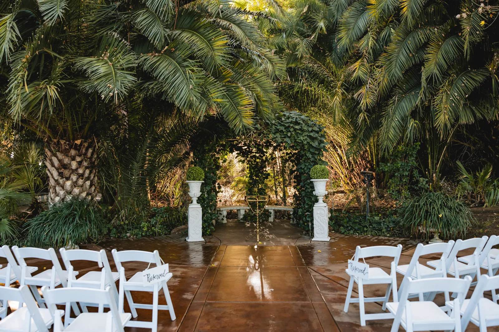 Beautiful wedding ceremony at the Grand Island Mansion wedding venue.